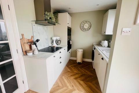 17 Hew Royd, Thackley, Bradford, BD10 8WP