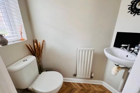 17 Hew Royd, Thackley, Bradford, BD10 8WP