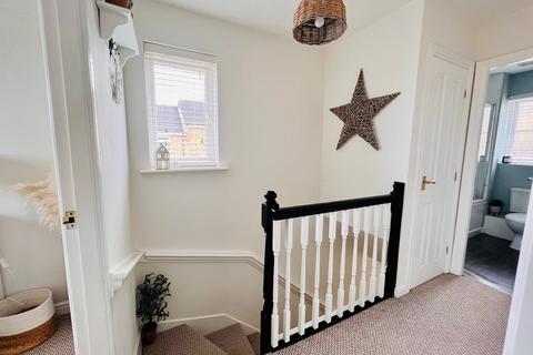 17 Hew Royd, Thackley, Bradford, BD10 8WP