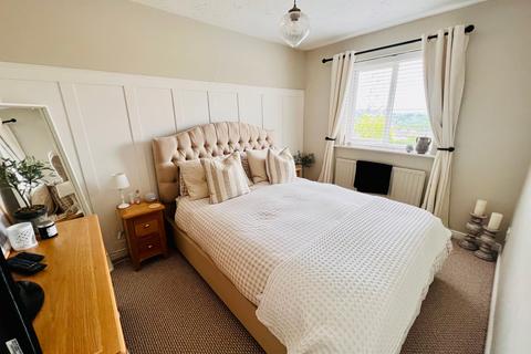 17 Hew Royd, Thackley, Bradford, BD10 8WP