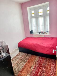 1 bedroom in a house share to rent, Capel Gardens, Ilford IG3