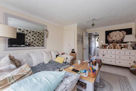 2 bedroom semi-detached house to rent, Earls Lane, Cippenham