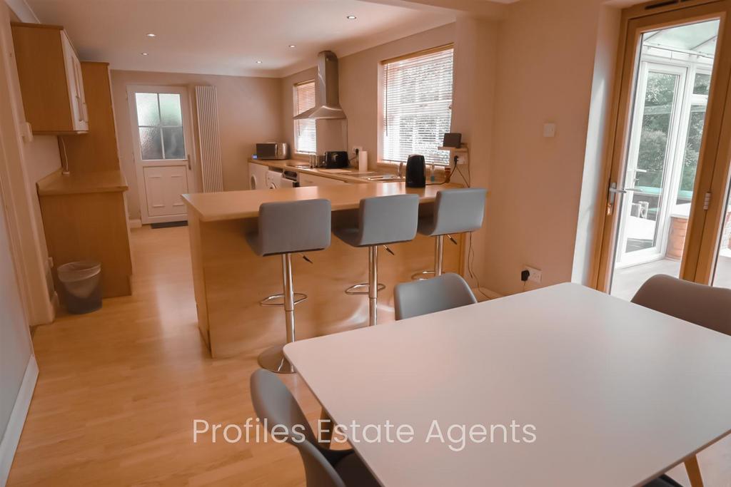 Breakfast kitchen/dining room