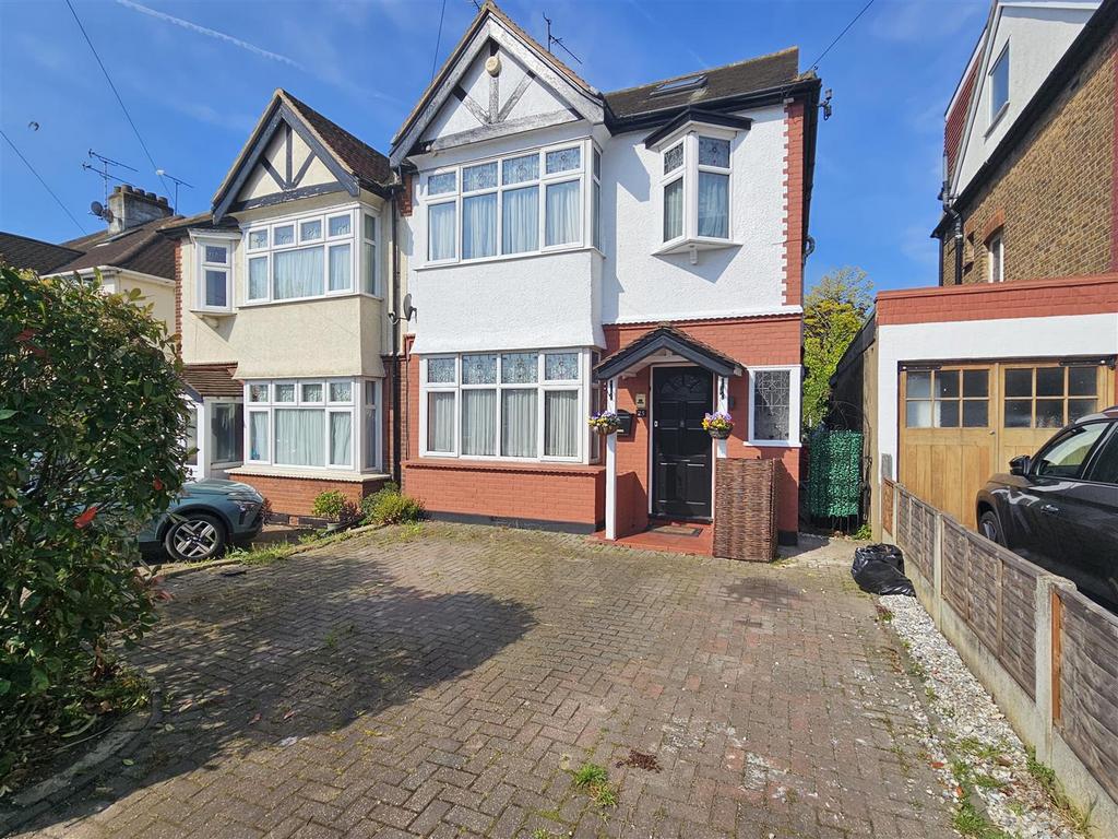 Highfield Gardens, WestcliffOnSea SS0 4 bed semidetached house for