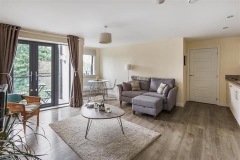 2 bedroom apartment to rent, Walnut Tree Close, Guildford