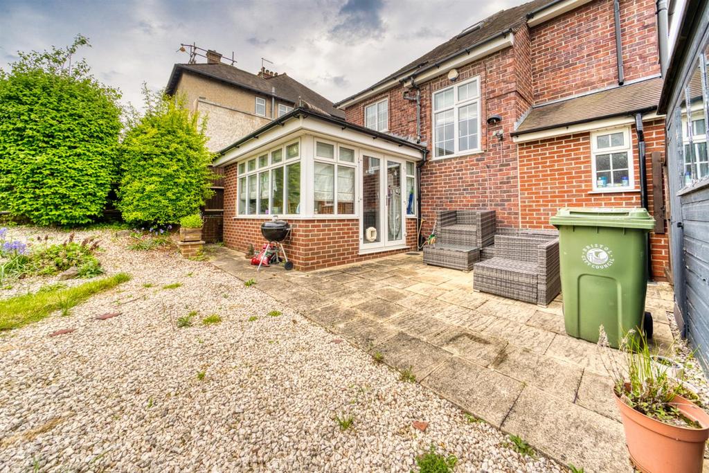 11 Garden - 16 Hill Burn  - Real estate photograph