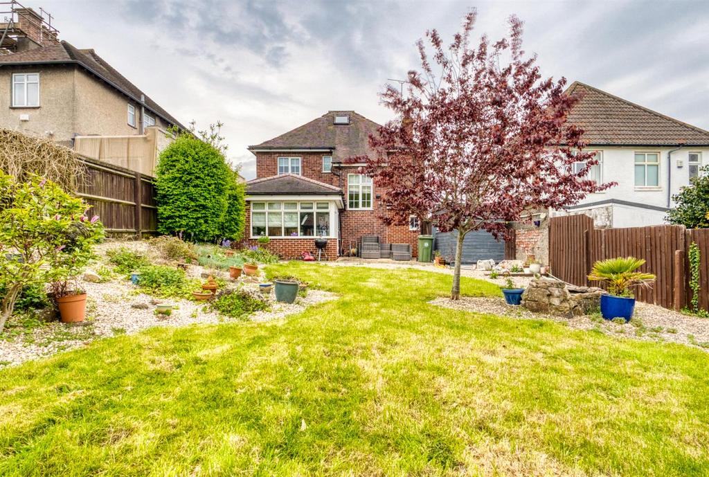11 Garden - 16 Hill Burn  - Real estate photograph