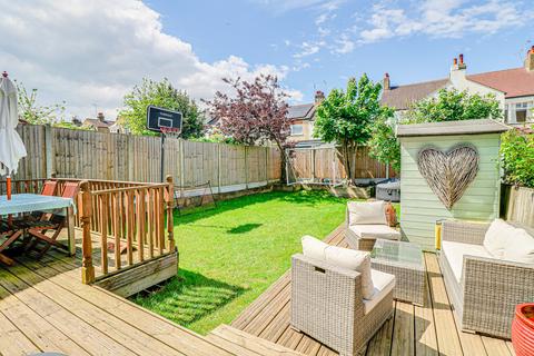 3 bedroom semi-detached house for sale, Oakleigh Park Drive, Leigh-on-sea, SS9