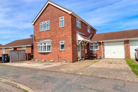 8 Dorking Crescent, Clacton-on-sea, CO16 8FQ