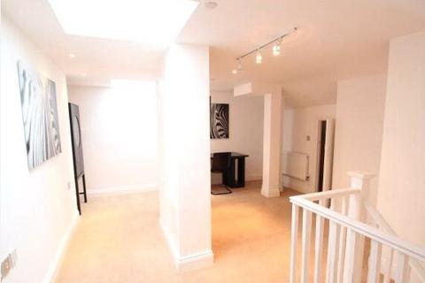 3 bedroom apartment to rent, Princess Park Manor, London, N11