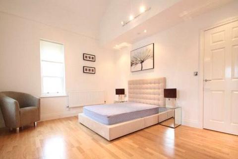 3 bedroom apartment to rent, Princess Park Manor, London, N11