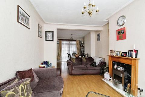 3 bedroom end of terrace house for sale, Thornton Road, ILFORD, IG1