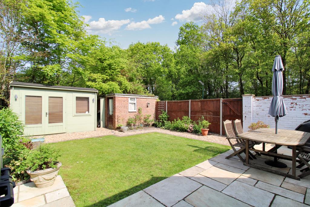 Cranmore Road, Mytchett, GU16 4 bed end of terrace house for sale £