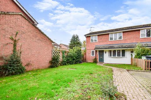 2 bedroom end of terrace house to rent, Hollymead Close, Colchester, CO4