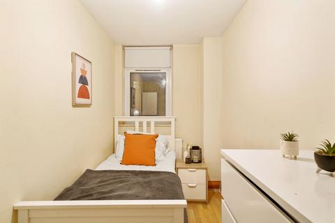 1 bedroom in a house share to rent, Chippenham Road, London W9