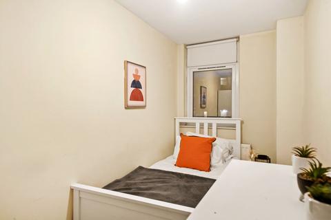 1 bedroom in a house share to rent, Chippenham Road, London W9