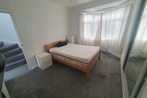 4 bedroom terraced house to rent, Kitchener Road, Thornton Heath, CR7