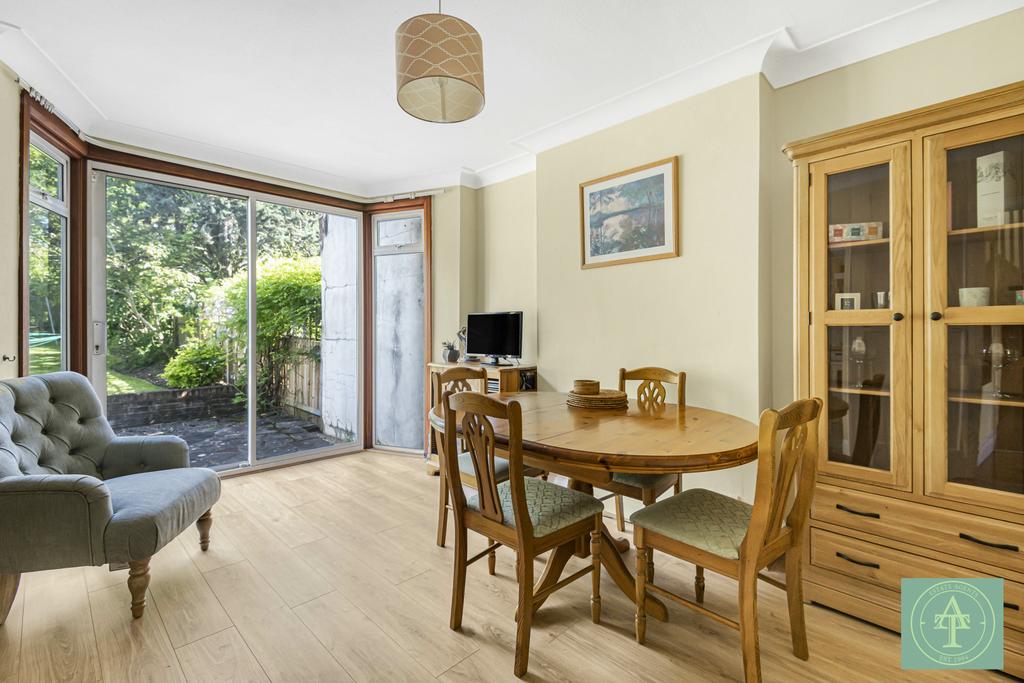 The Vale, London, N14 3 bed semidetached house for sale £800,000