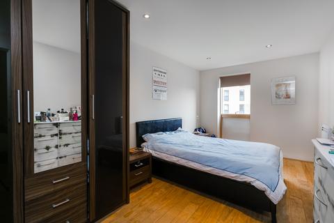 2 bedroom flat for sale, Bassett House, Durnsford Road, SW19