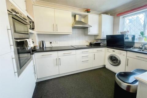 2 bedroom end of terrace house to rent, London Road, RM17