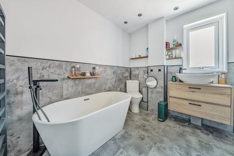 25 Baird Drive, Wood Street Village, Guildford, GU3 3EE