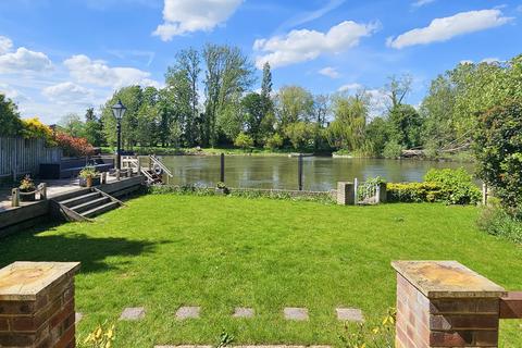 6 bedroom detached house to rent, Old Ferry Drive, Wraysbury TW19