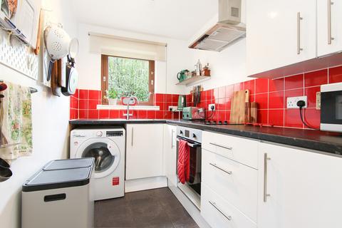 8/4 Sheriff Park, Edinburgh, EH6 6DY