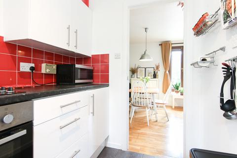 8/4 Sheriff Park, Edinburgh, EH6 6DY