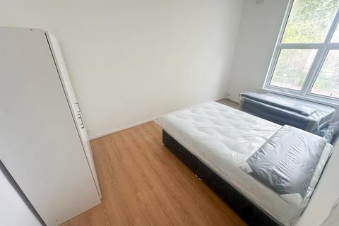 2 bedroom maisonette to rent, Cazenove Road, London N16