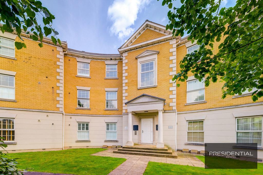 Waltham Abbey EN9 2 bed apartment for sale £300,000