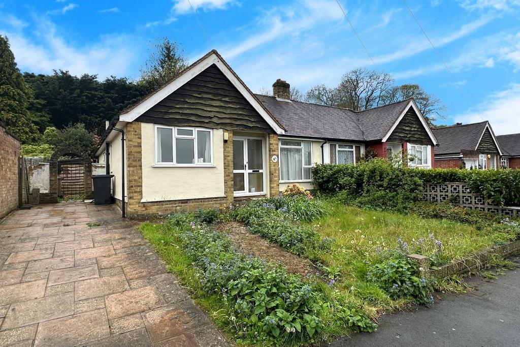 Longmeadow, FRIMLEY GU16 2 bed semi-detached bungalow for sale - £350,000