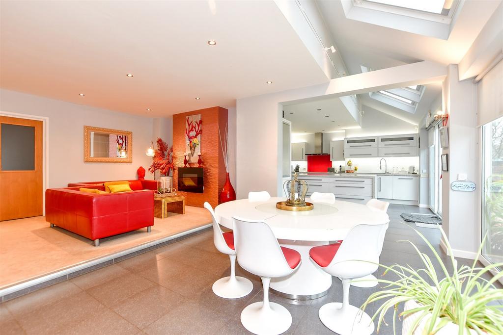 Dining & Family Areas