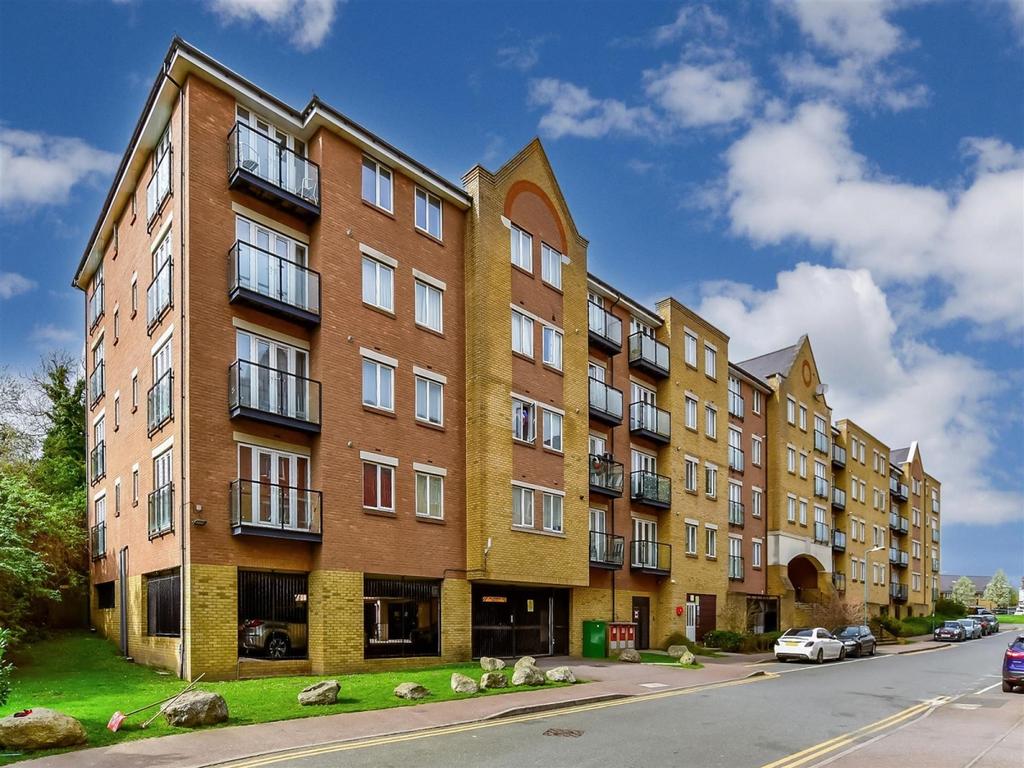 Black Eagle Drive Northfleet DA11 2 bed apartment to rent £1,300 pcm (£300 pw)