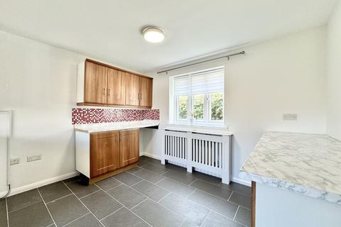 3 bedroom semi-detached house to rent, Bishops Way, Castleford