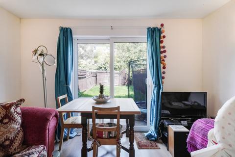 2 bedroom flat to rent, Elvedon Road, Lower Feltham, TW13