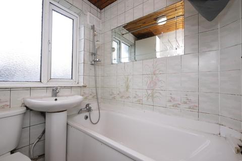 115 Henniker Gardens, London, E6 3HT