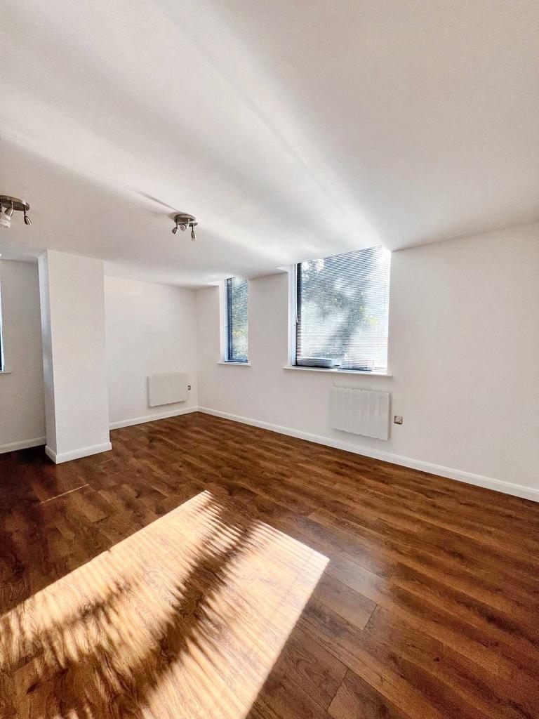 Bromham Road, Bedford MK40 2 bed apartment to rent £1,250 pcm (£288 pw)