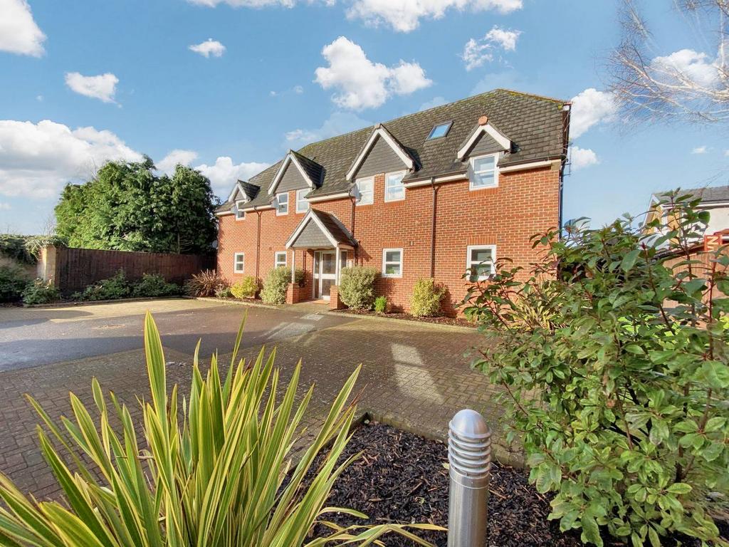 Swindon Road, Stratton St. Margaret SN3 2 bed apartment £1,050 pcm (£