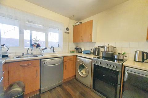 2 bedroom flat to rent, Croyde Avenue, Hayes UB3