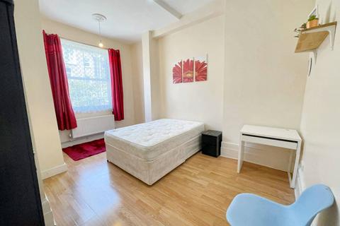 1 bedroom in a flat share to rent, Devonport Road, London W12