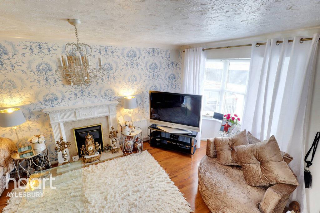 Lark Vale, Aylesbury 3 bed link detached house for sale £400,000