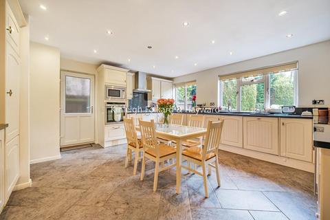 18 Pickwick Way, Chislehurst, BR7 6RZ