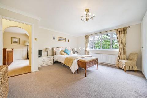 18 Pickwick Way, Chislehurst, BR7 6RZ