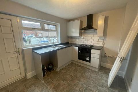 2 bedroom house to rent, Stockport Road, Denton,
