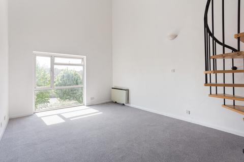 3 bedroom flat for sale, Eisenhower House, 12 Vicarage Road, Hampton Wick, Kingston upon Thames KT1