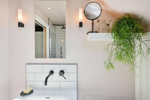 33 Oaklands Road, London, W7 2DP
