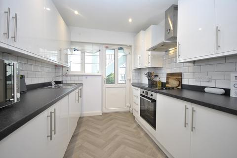 2 bedroom flat to rent, Amblecote Close London SE12