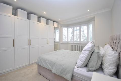 2 bedroom flat to rent, Amblecote Close London SE12