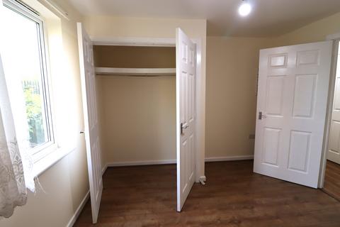 2 bedroom flat to rent, Royal Crescent, Ilford IG2
