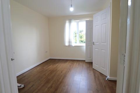 2 bedroom flat to rent, Royal Crescent, Ilford IG2